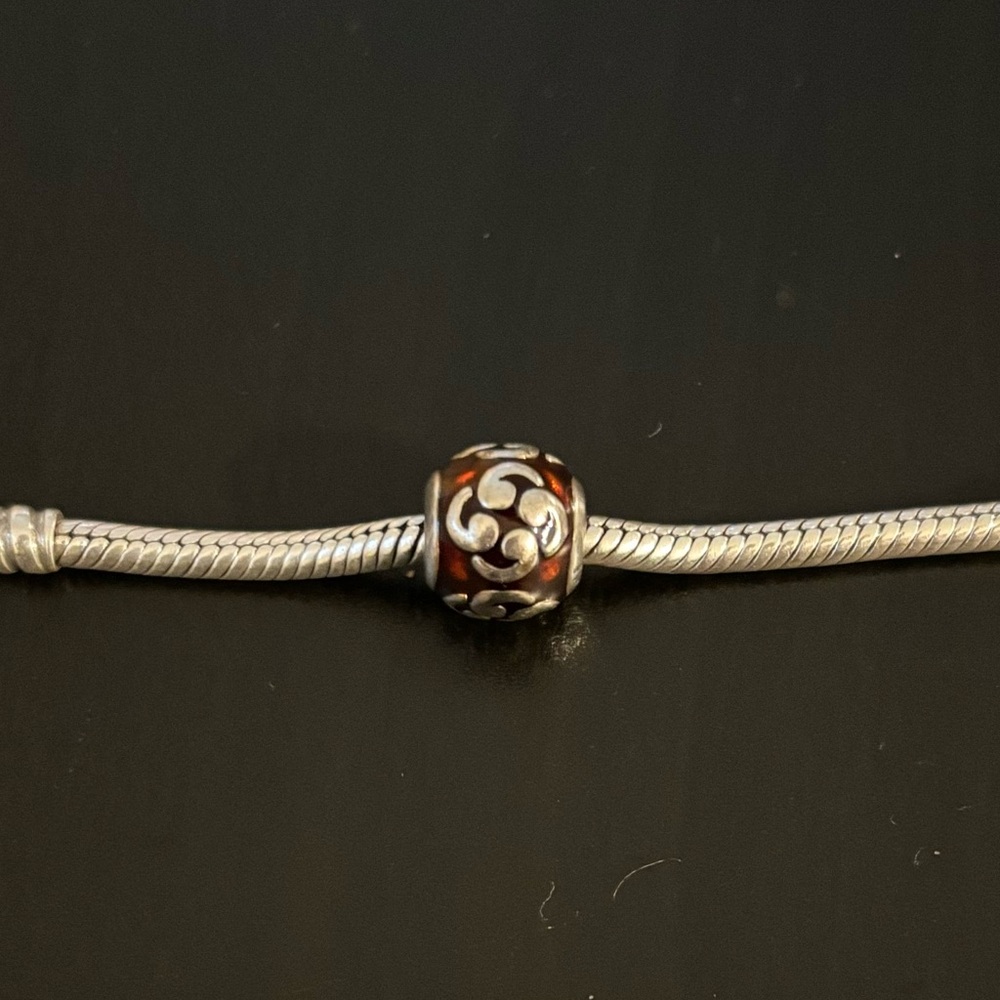 Pandora charm zen red enamel